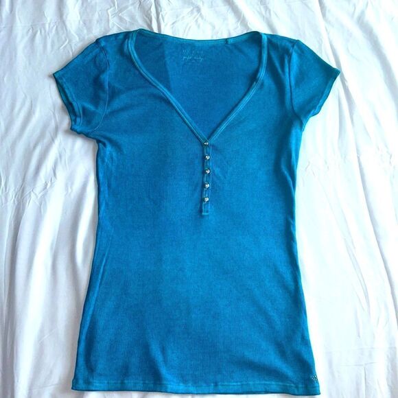 GUESS Women’s Perfect Henley V-Neck Turquoise Metal Buttons Size Medium - Picture 1 of 5
